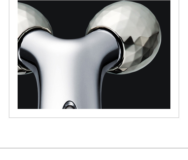 デリケートな肌にふれるローラーの表面には、美しい輝きを放つプラチナムコートが施されています。