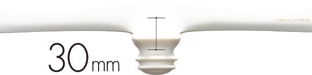 唇で保持する部分を本体中央から30mm離すことで、筋肉にかかる負荷をより強くしました。