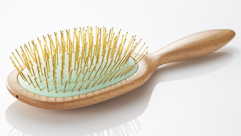 表面に金を施したピンが頭皮を刺激