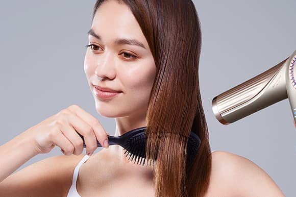 ブローの際は、ブラシを使い髪にテンションをかけながら、形をつくり、冷風でスタイルをキープ