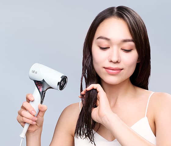 中間〜毛先の髪を乾かす