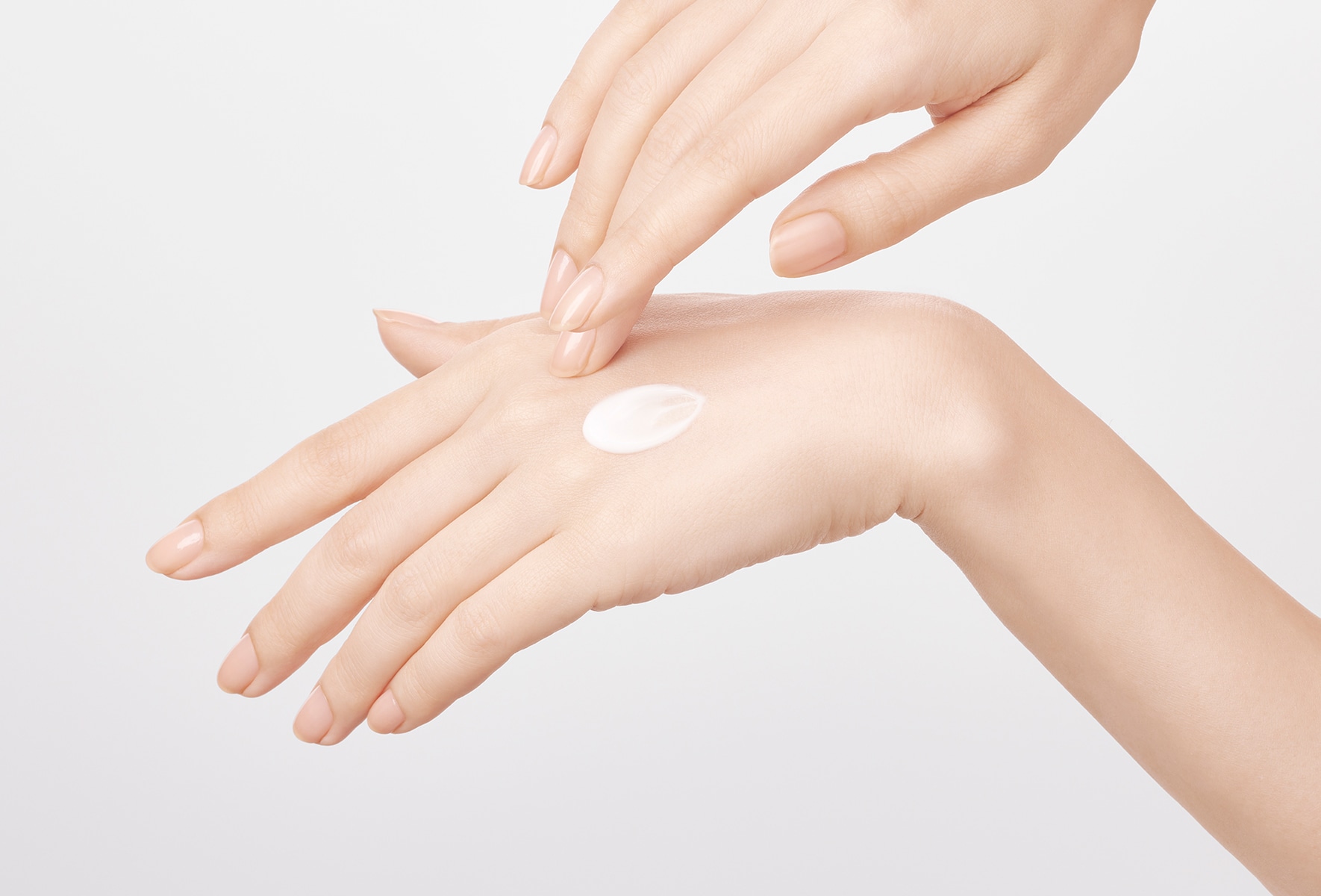 肌の奥まで届く美容成分で乾燥知らずの美しい手に。