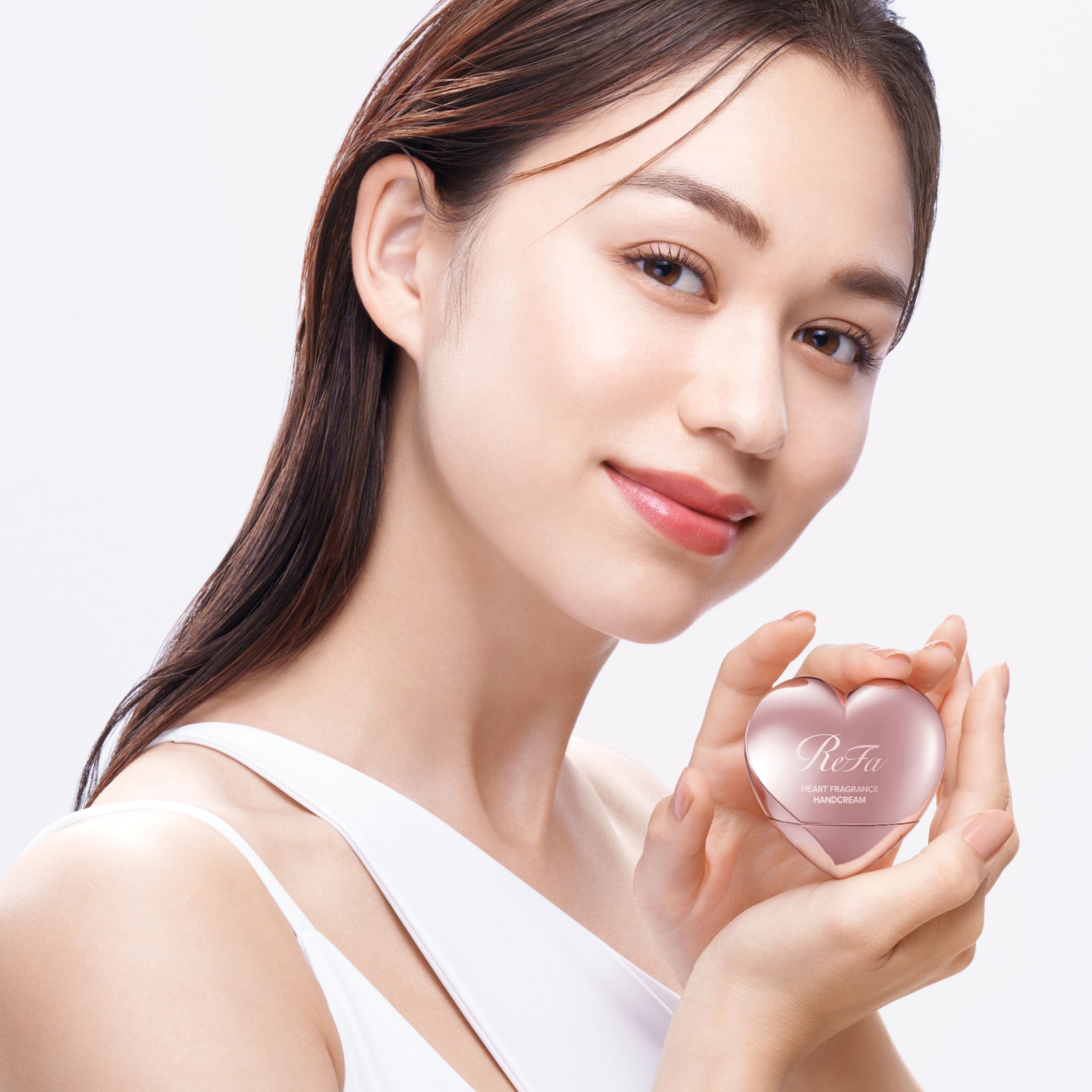 手肌も、気分も、うるおいプラス。 魅惑の香りが、 ハートを満たす。 ひと塗りでもちふわ肌へ導くフレグランスハンドクリーム。 乾燥が気になる肌の奥 ※ まで美容成分が浸透 ※ し、 指先までしっとりやわらかに。 コンパクトなデザインで、毎日を華やかに彩ります。 ※角層