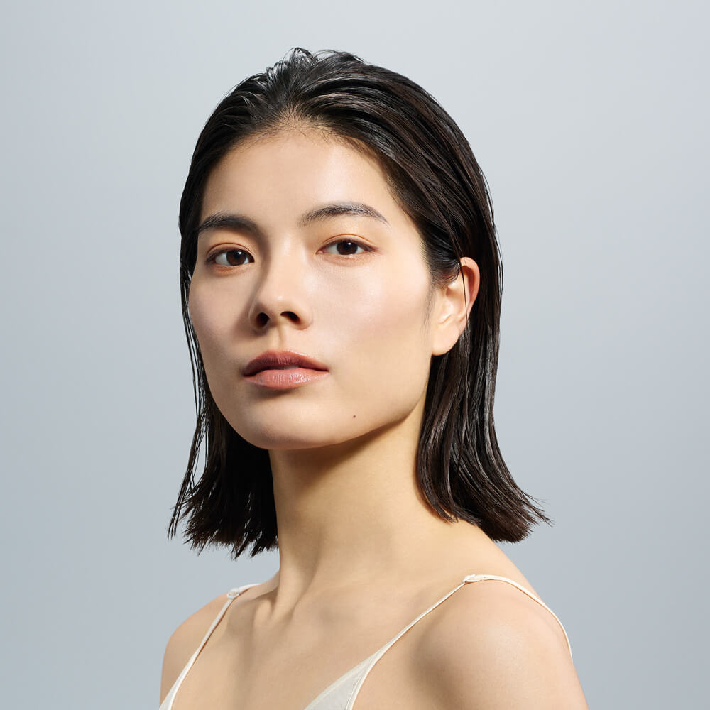 とろけるように髪になじんでヘアデザインをロック。