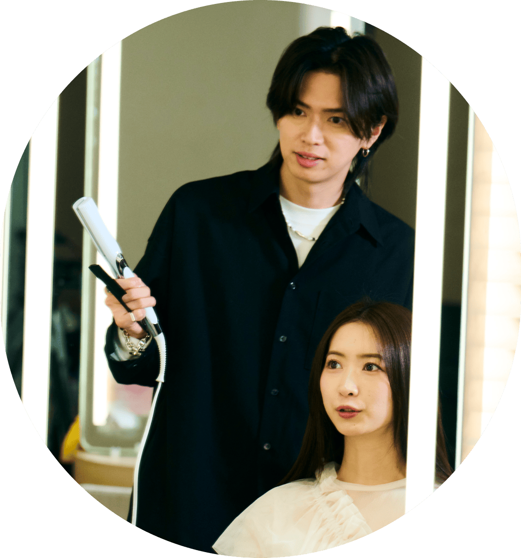 ヘアアイロンを使うシーン