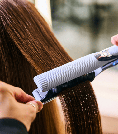 ReFaのヘアアイロンを使用するイメージ