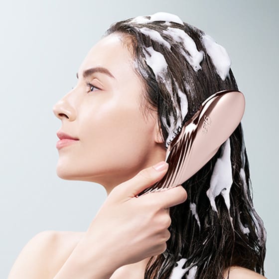 頭皮ケアしながら髪を洗う