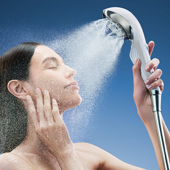 シャワーで洗い流す