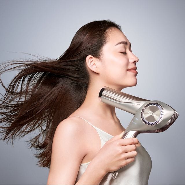 ReFa史上最高のパワフル速乾。やわらかさも兼ね備えた風デザイン。