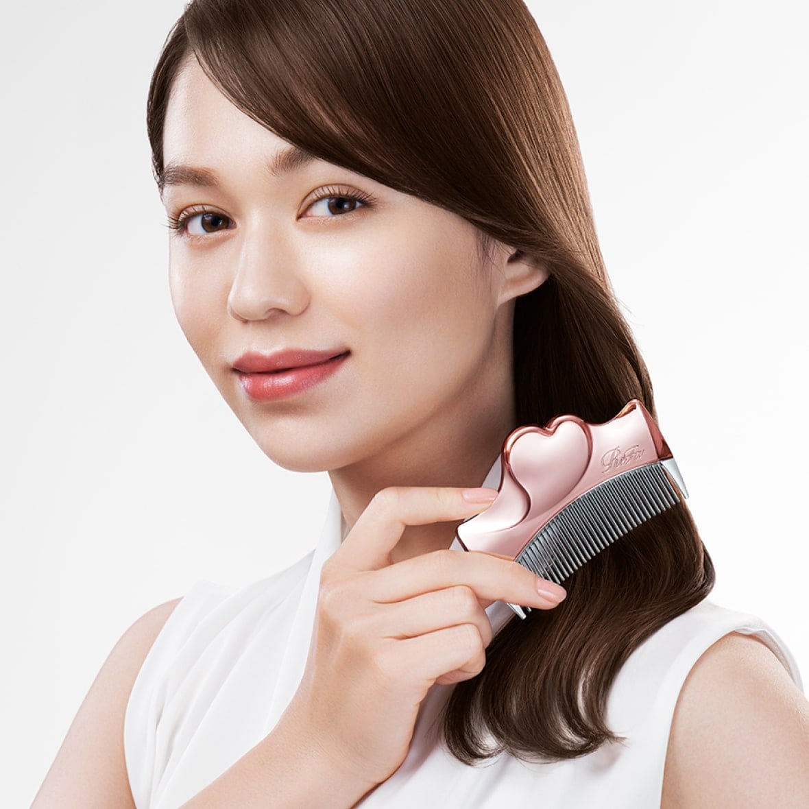 美しさを贈るハート。ツヤあふれる髪へ導く、魅惑のヘアコーム。