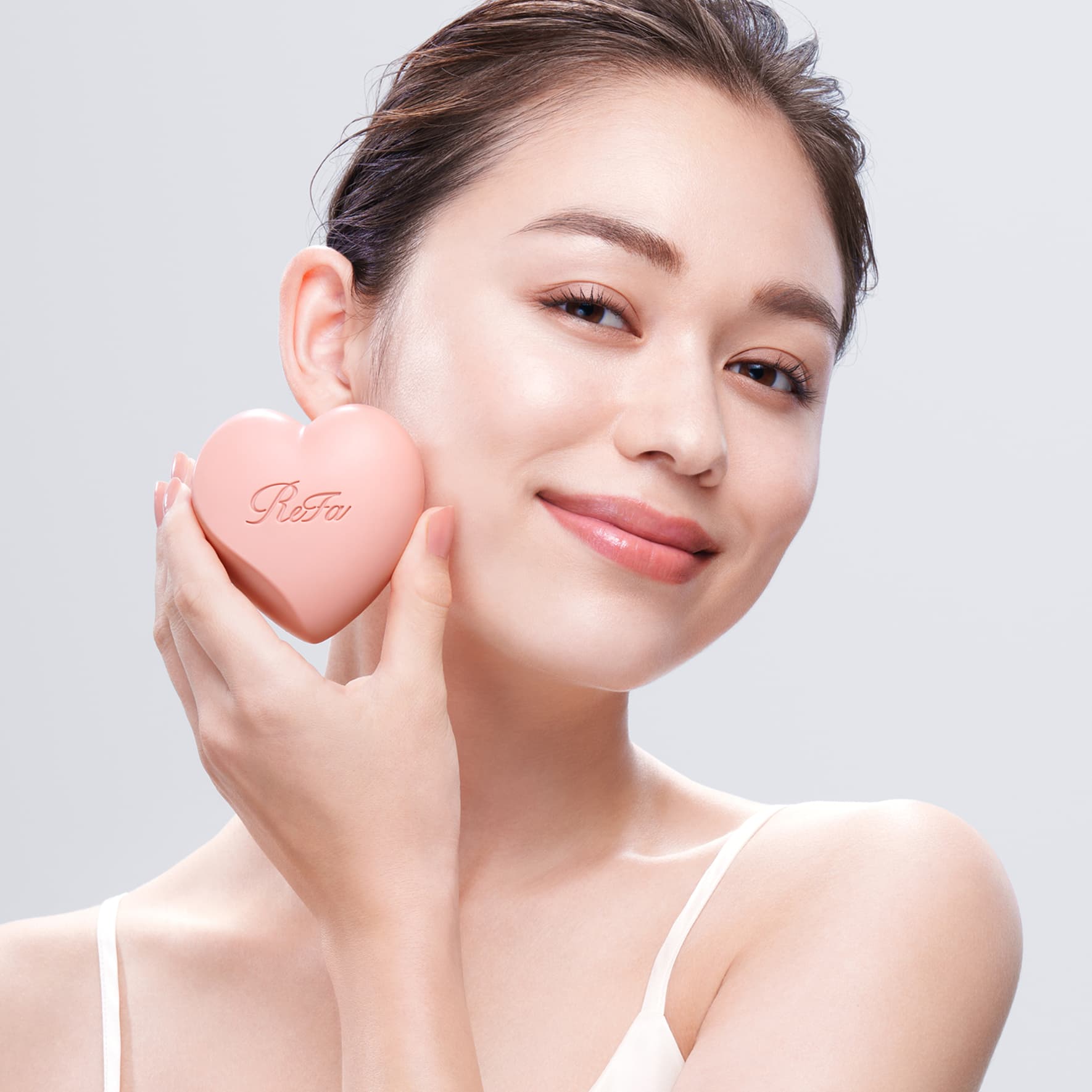 ふんわり香って、 しっとりうるおう。 毎日を彩る ハートのフレグランスソープ。 洗浄力のある泡で余分な皮脂や汚れをオフ。 さらに保湿成分が肌を乾燥から守り、しっとりやわらかに仕上げます。 インテリアのように飾ると空間に彩りを与える、 香り、デザイン、機能性、すべてを叶えるソープです。