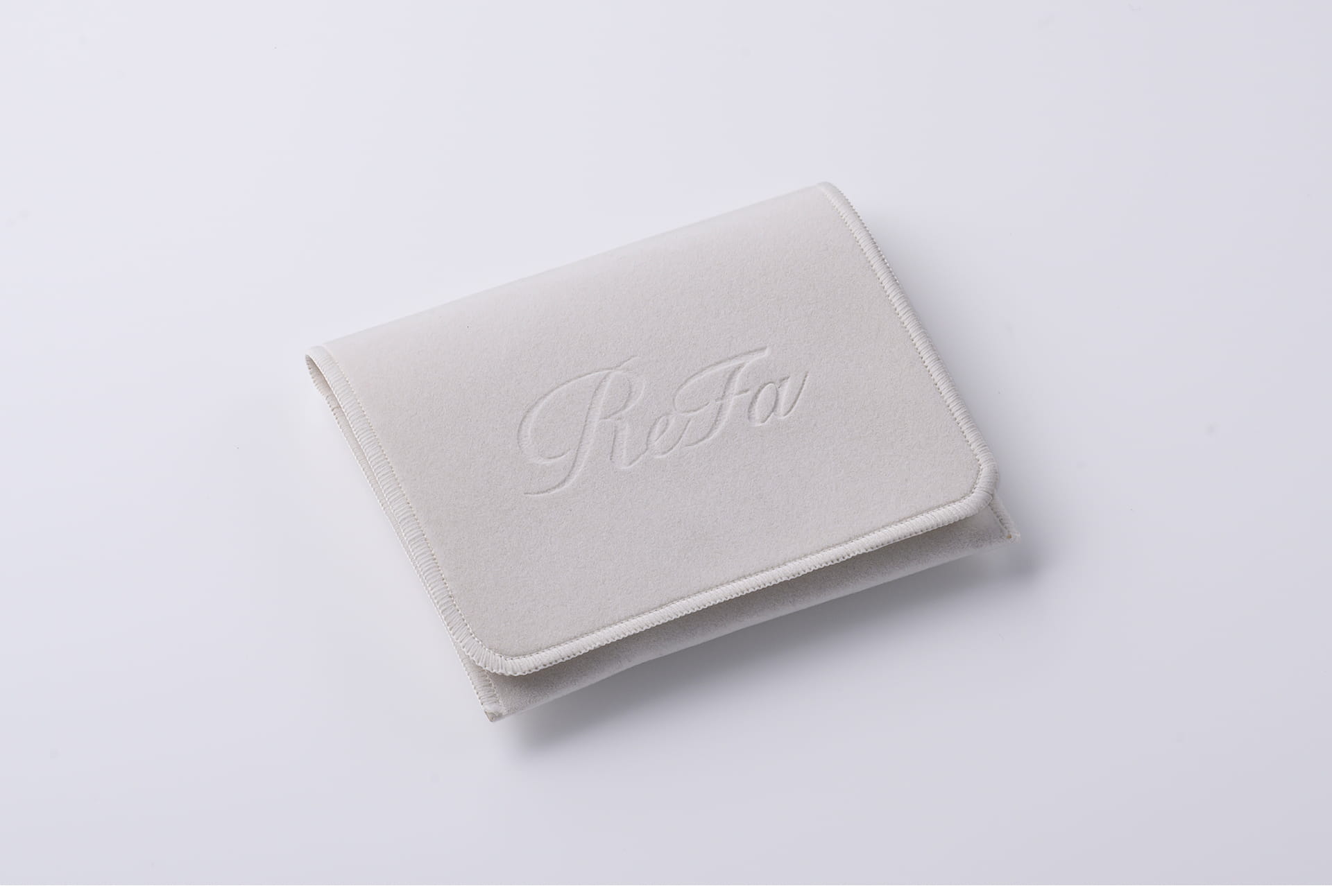 汚れから守る専用ケース付き。