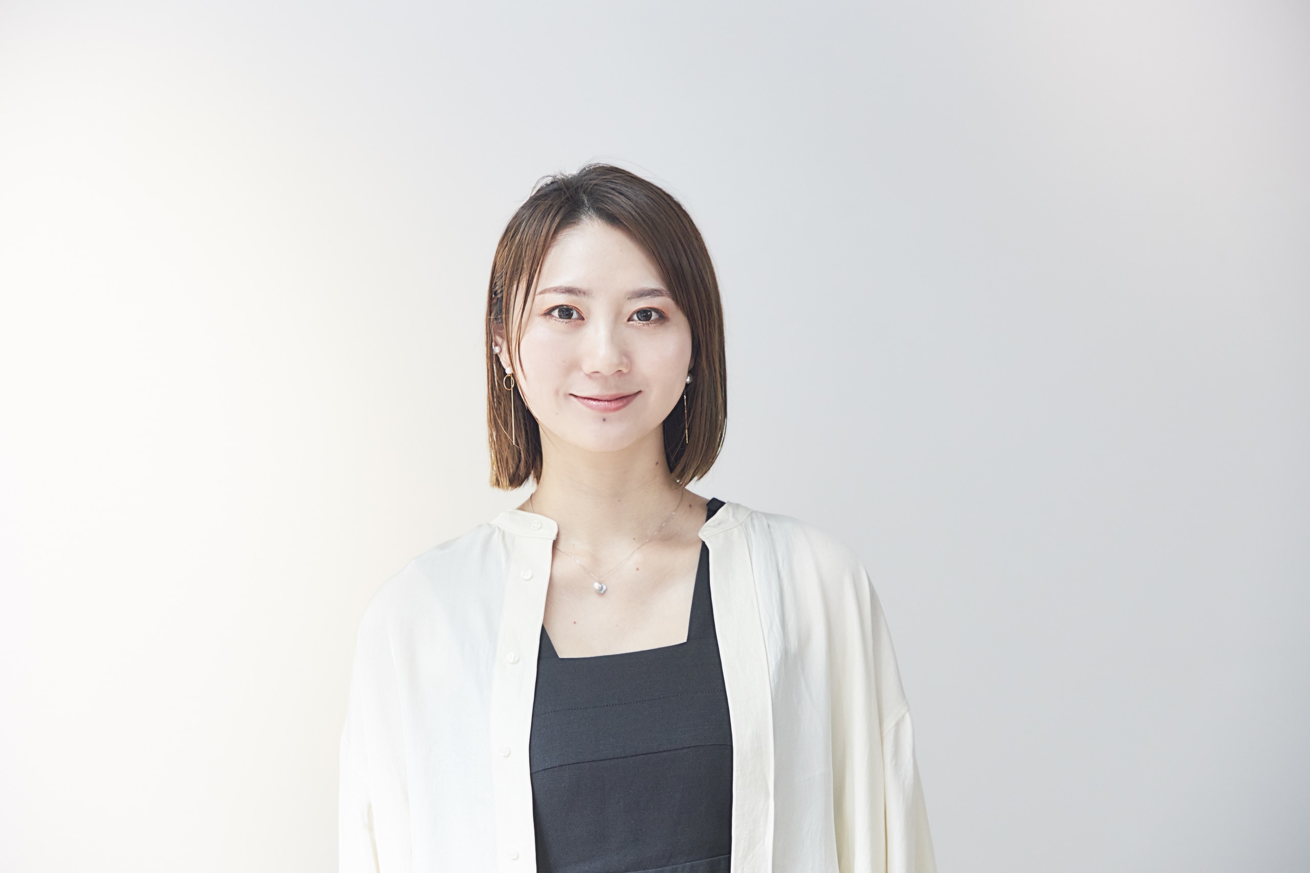 尾崎ななみさんがインタビューを受ける画像