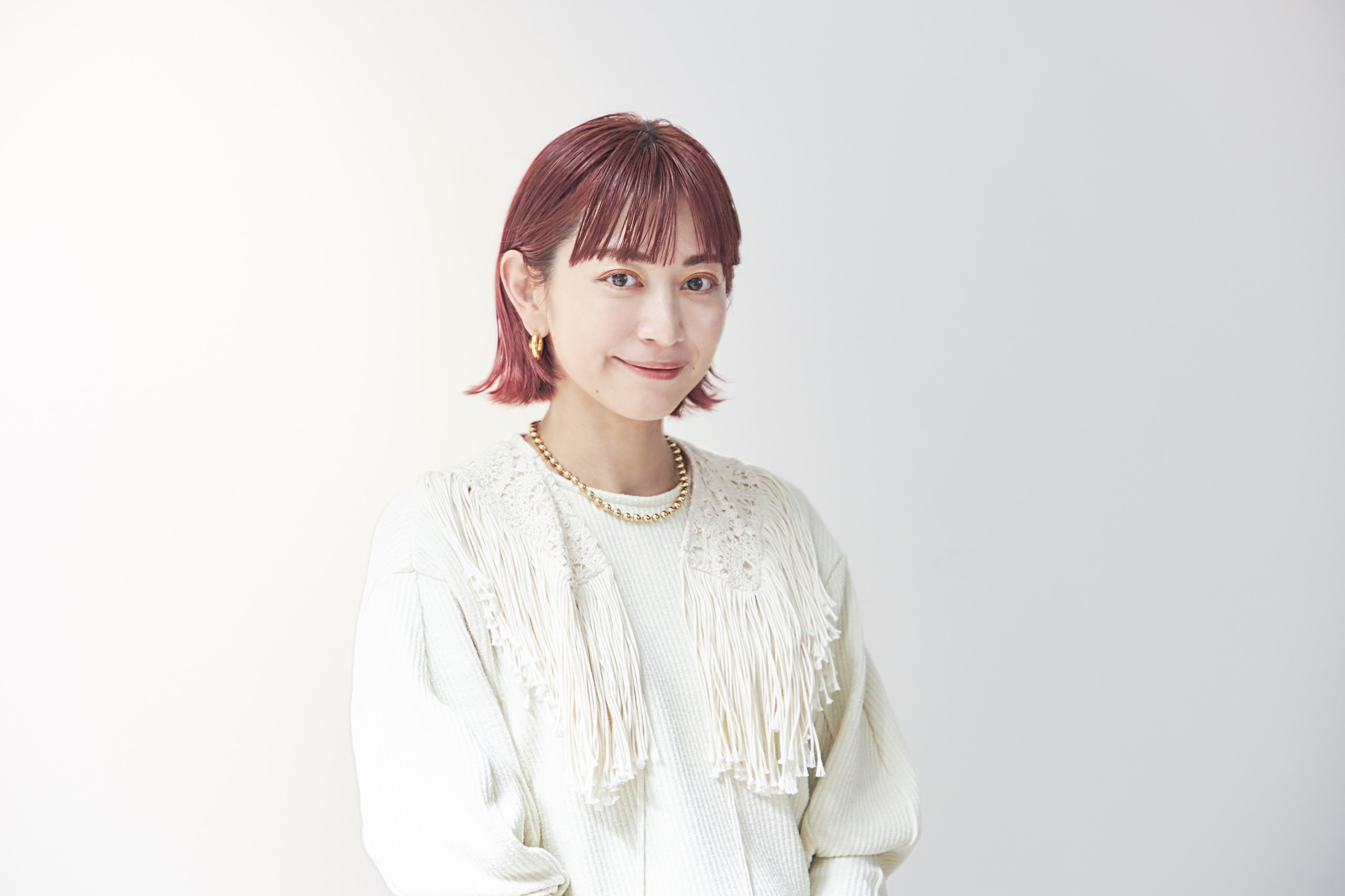 EMILYさんがインタビューを受ける画像