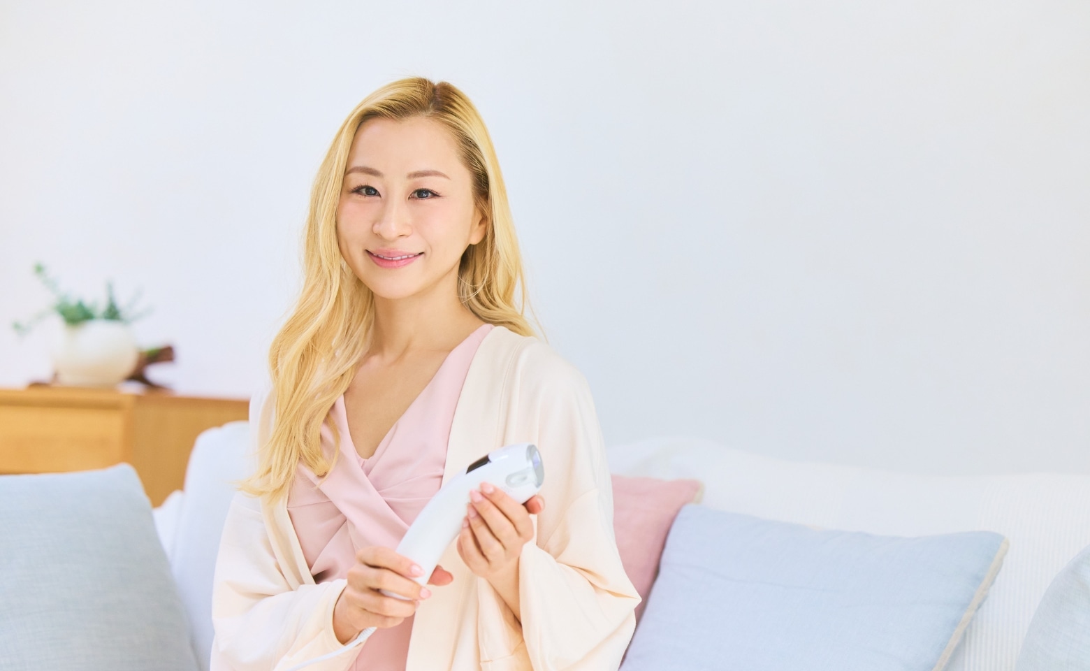 ayaさんがReFa BEAUTECH EPIを手にする画像