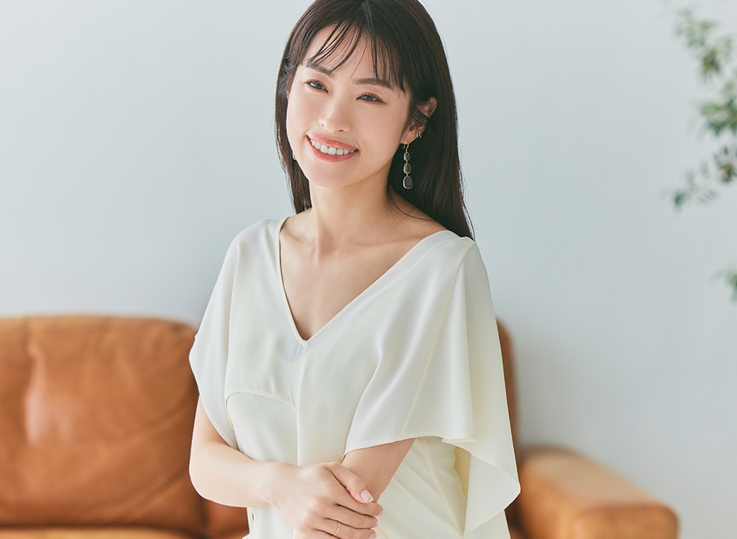 岡本静香さんがソファ前に座る画像