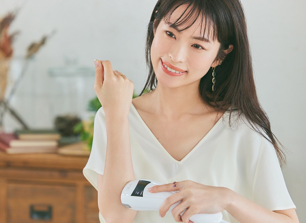 岡本静香さんがReFa BEAUTECH EPIを使用する画像