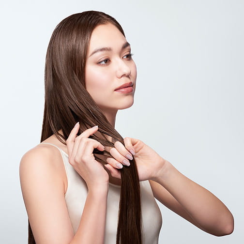 うねりを整え、自然なストレートヘアに