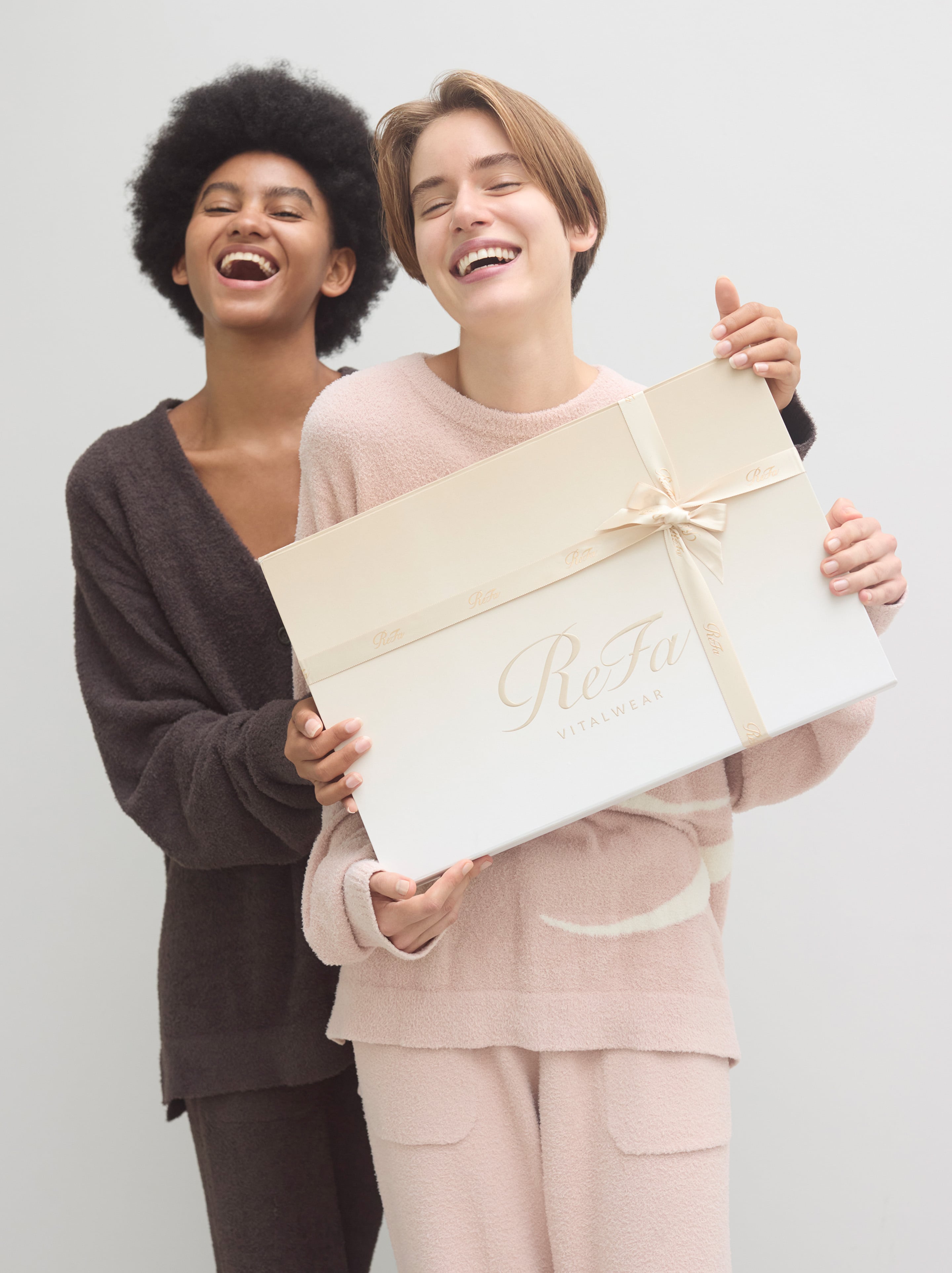 フラッフィーニット カーディガン Rロゴ フラッフィーニット ストレートパンツ