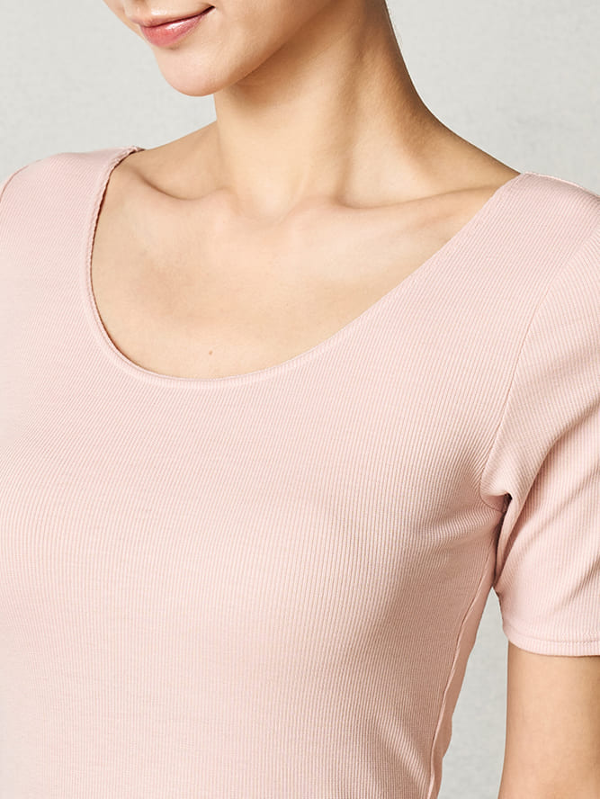 深めのラウンドネック