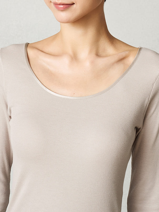 深めのラウンドネック