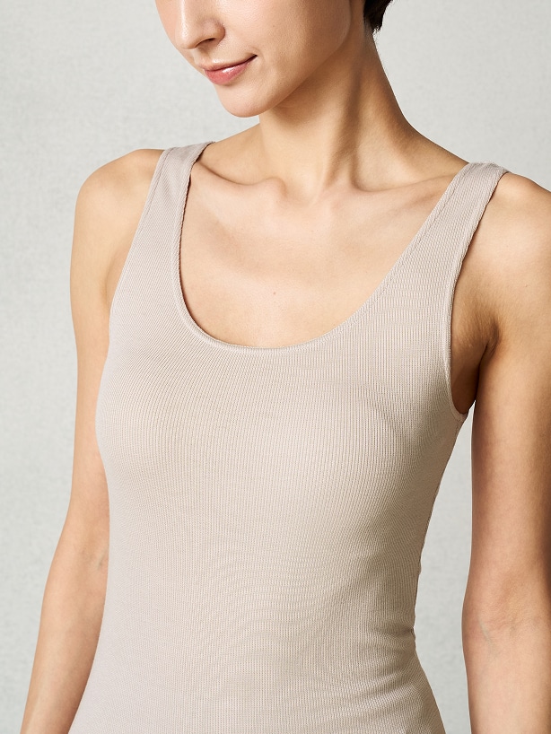 アウターに響かない深めのUネック