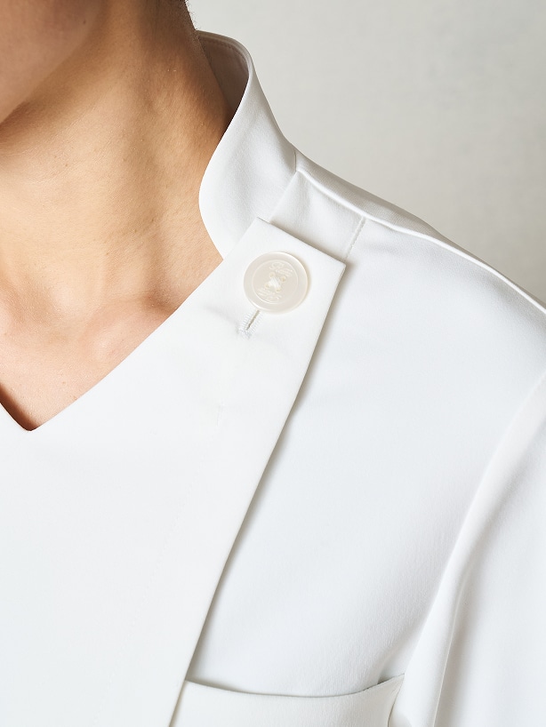 フロントボタン、袖部分にはブランドロゴを配置。