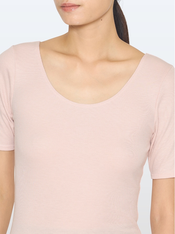 深めのラウンドネック