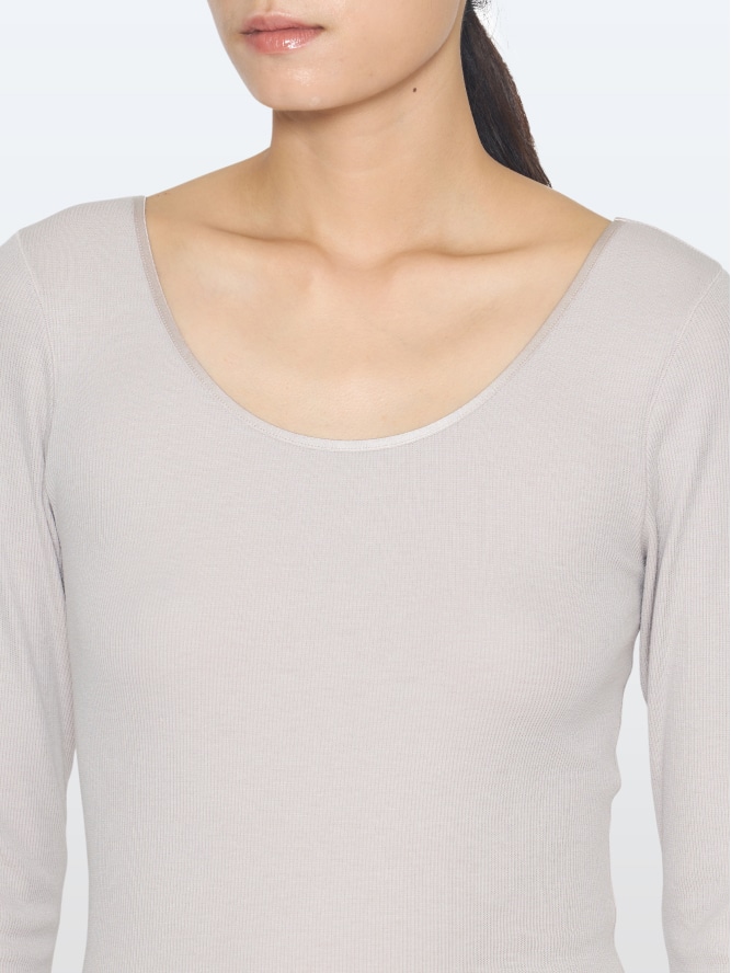 深めのラウンドネック