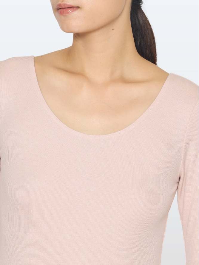 深めのラウンドネック