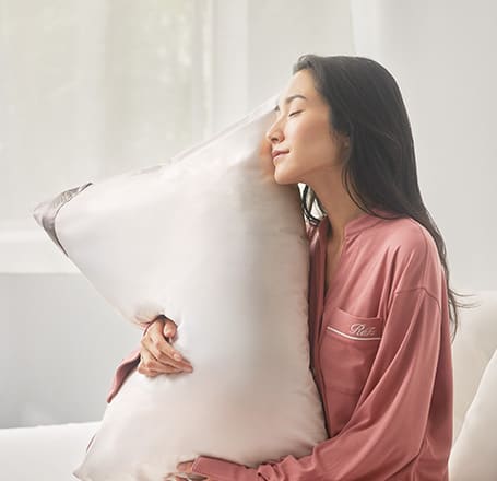 柔らかな光沢のベロアバッグ、ギフトタグ、華やかなリボンを添えてお届け