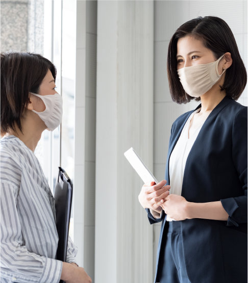 マスクをつけ談笑している女性