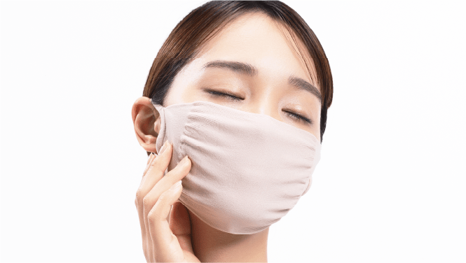マスクをつけた女性の写真