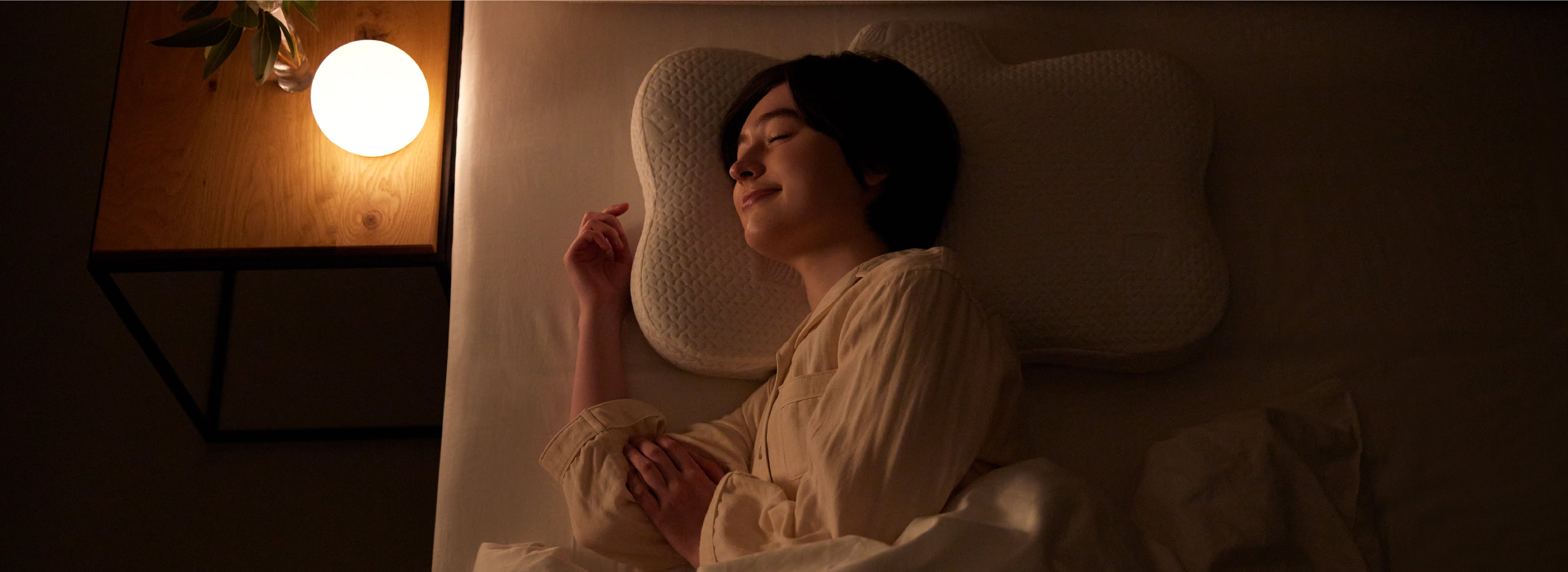 シーン：女性睡眠中