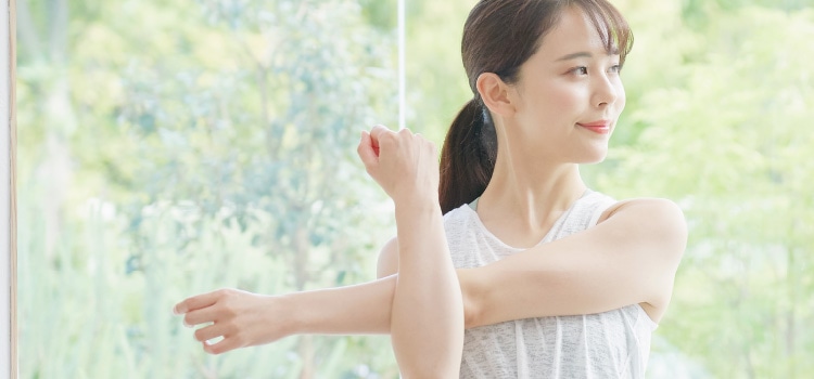 猫背が身体のトラブルの元凶 今すぐできる脱 猫背ストレッチ Style Wellness Column スタイルウェルネスコラム Refa リファ Sixpad シックスパッド Style スタイル Pao パオ のオンラインショップ Mtg Onlineshop