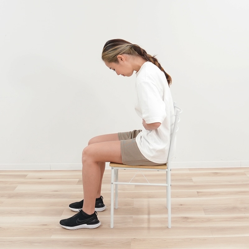 腰を丸めるストレッチ