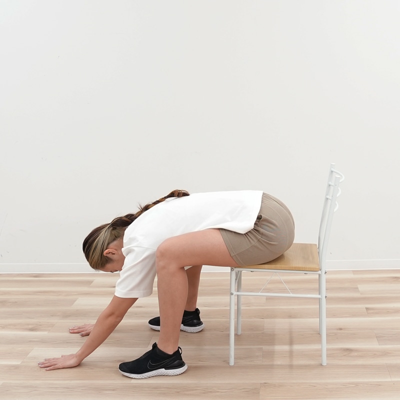 上体を前に倒すストレッチ