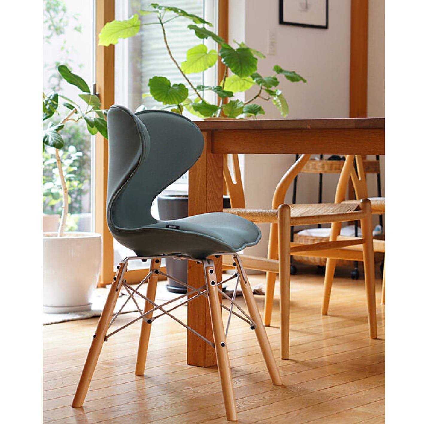 姿勢サポートと柔らかな座り心地を両立させた「Style Chair SM