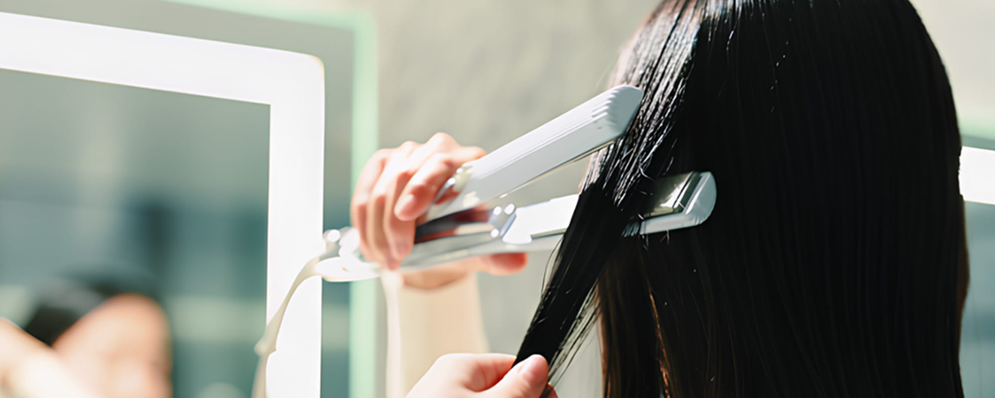 【初心者必見】ヘアアイロンの正しい使い方は？使用時の注意点やキープのコツも解説
