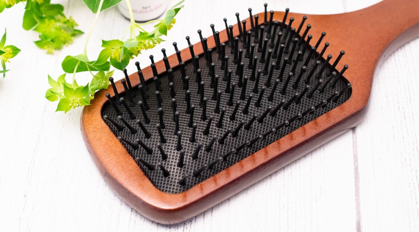 素材別・基本のヘアブラシの洗い方【プラスチック・天然毛・木】