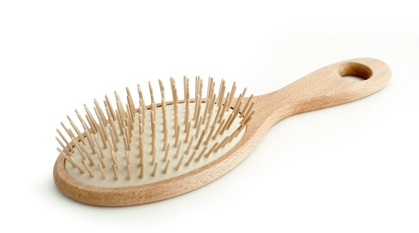ヘアブラシのお手入れを簡単にするには?