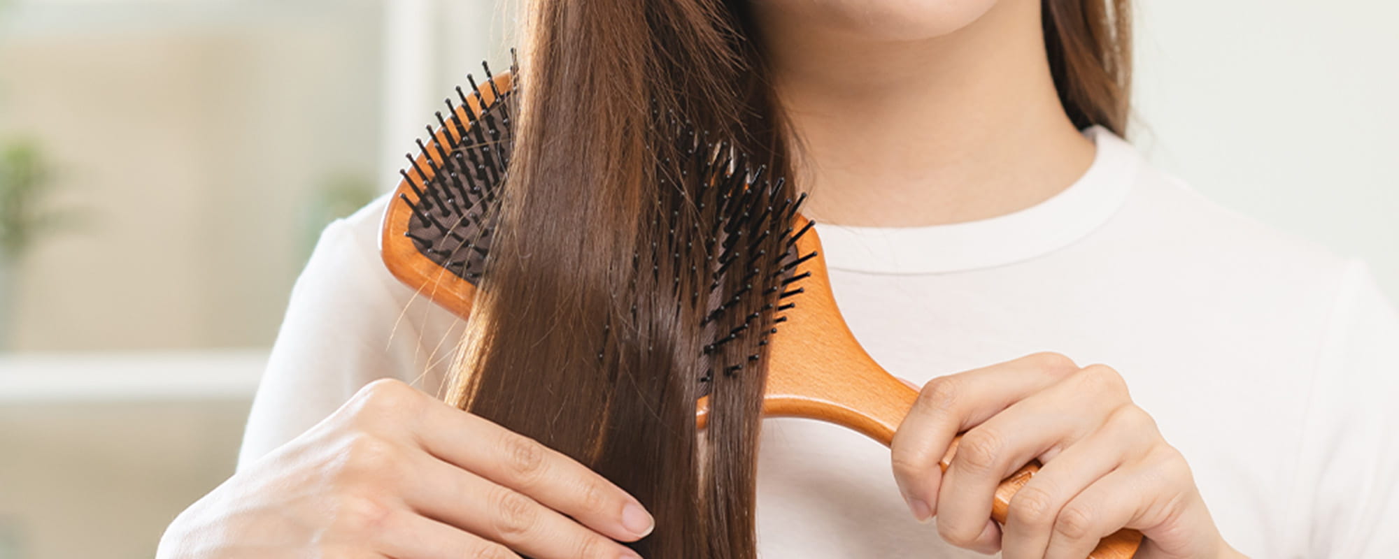 ヘアブラシの洗い方は？ほこりや汚れの取り方も紹介【プラスチック・天然毛・木】