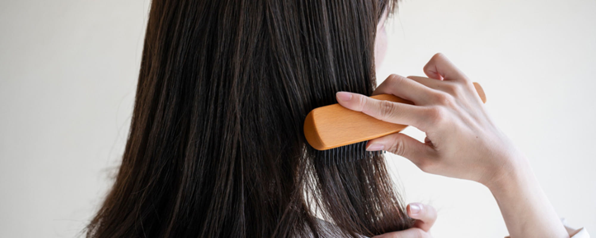 静電気による髪の不快感を解消！ヘアケアの対策やポイントを解説