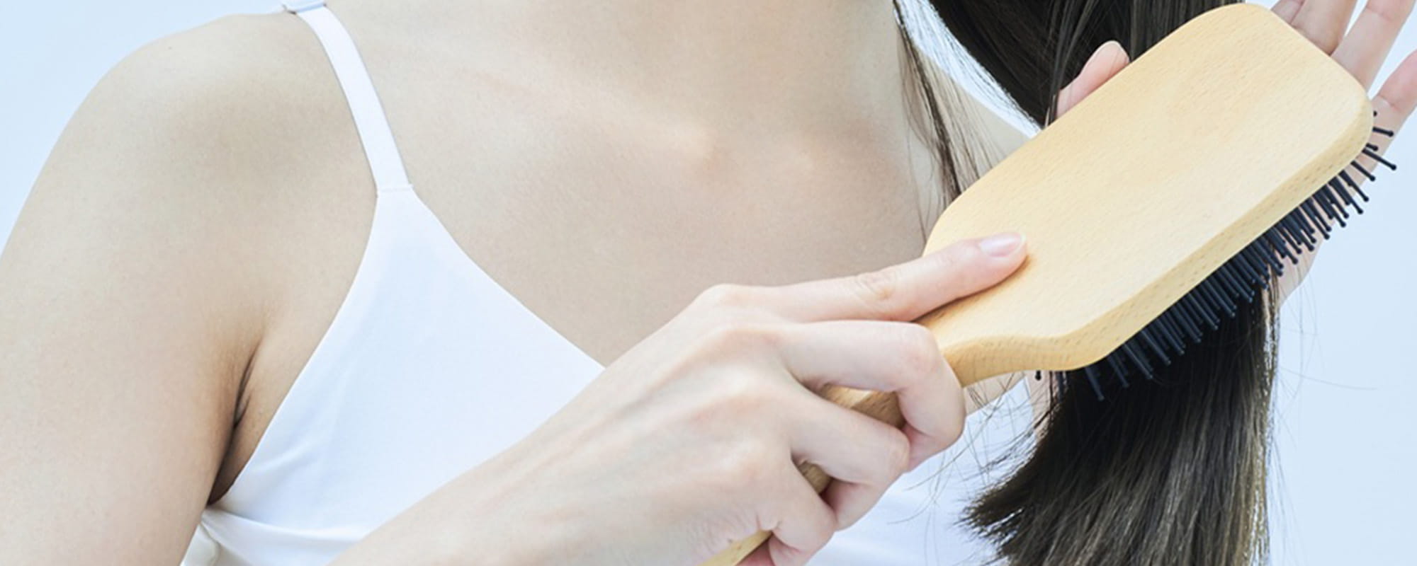 【美容師監修】髪を梳かす正しい方法は？メリットやヘアブラシの選び方も解説