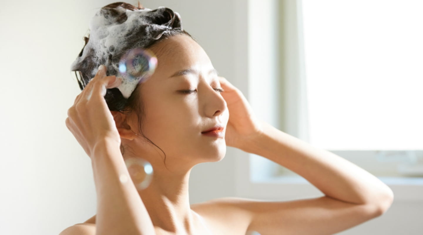 髪を洗う頻度はどれくらいが理想?