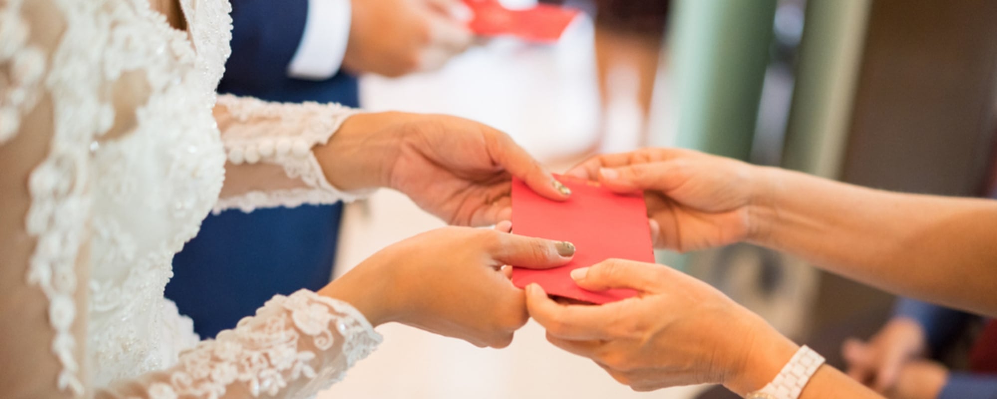 結婚式で人気の引き出物は？カタログ以外の選び方や相場・贈り分けについて徹底解説