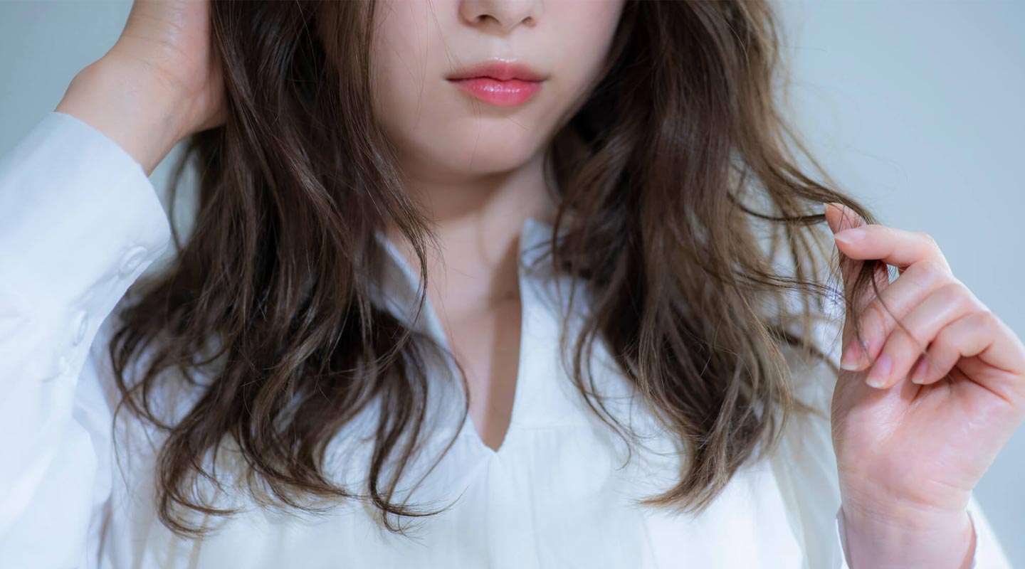 湿気で髪が広がる・うねる理由は？