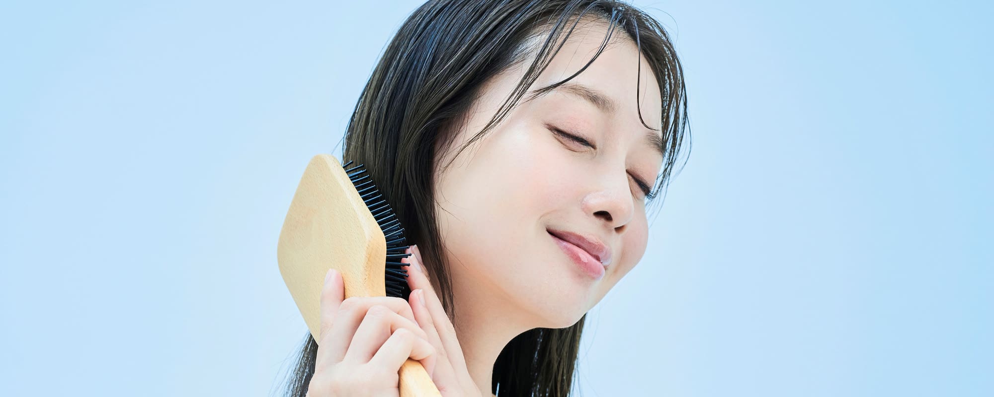 おすすめのヘアブラシはどれ？｜素材・形状別の選び方