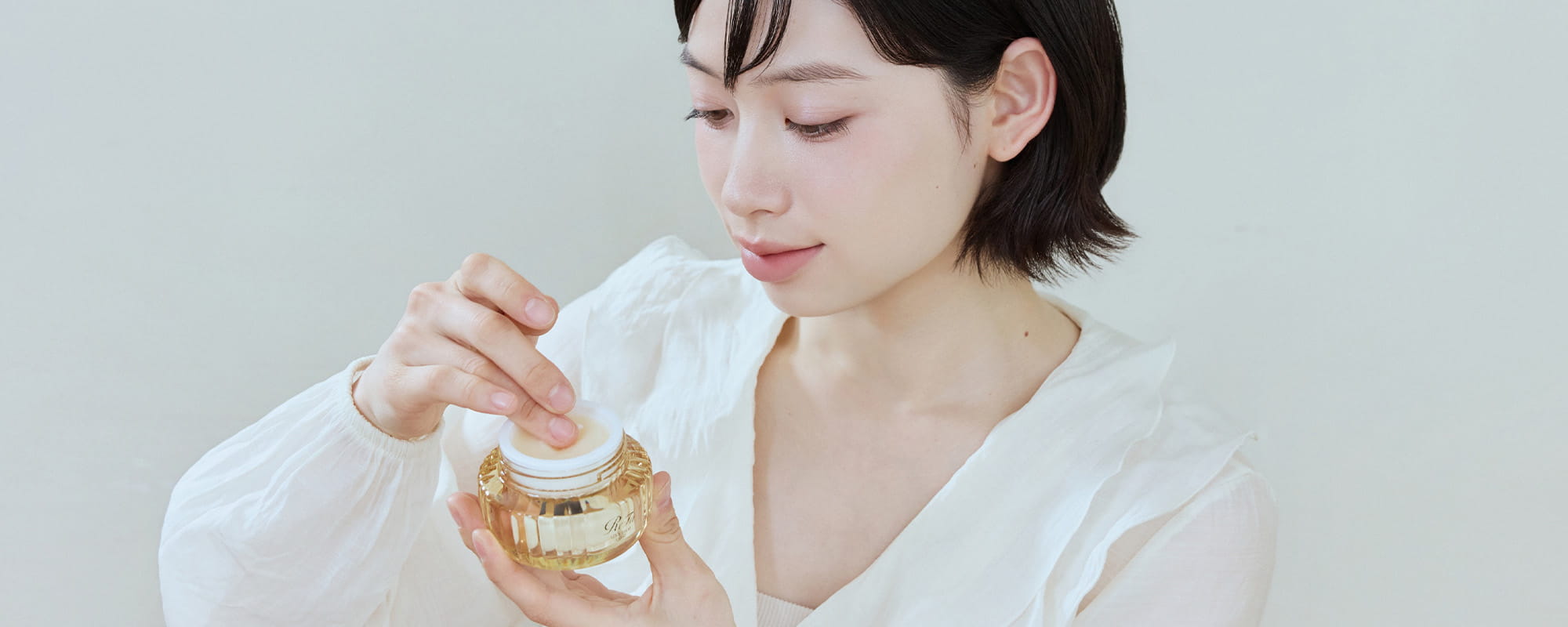 ヘアバームとは？効果や基本の使い方｜ヘアワックス・ヘアオイルとの違いも