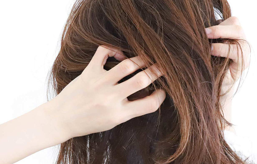 湿気で髪が広がる・うねる理由は？